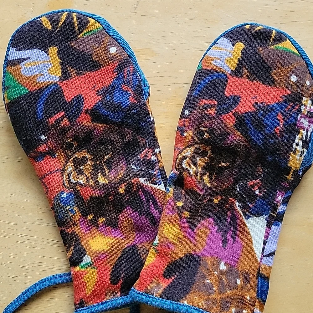 ANIMATED CLOSET MITTENS